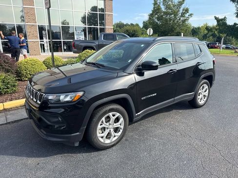 Used 2024 Jeep Compass Latitude AWD/4WD image 6