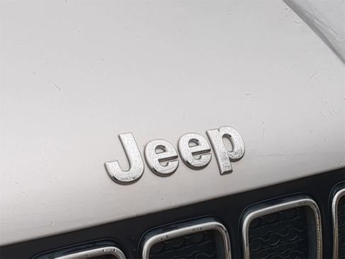 Used 2019 Jeep Renegade Latitude w/ Cold Weather Group image 19
