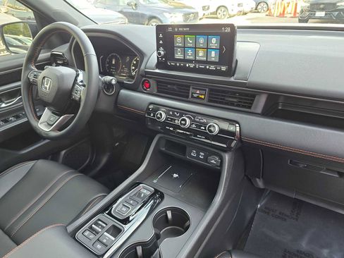 Used 2025 Honda Pilot TrailSport image 10