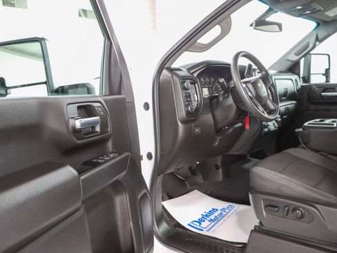 Used 2022 Chevrolet Silverado 2500 Custom w/ Custom Value Package image 3