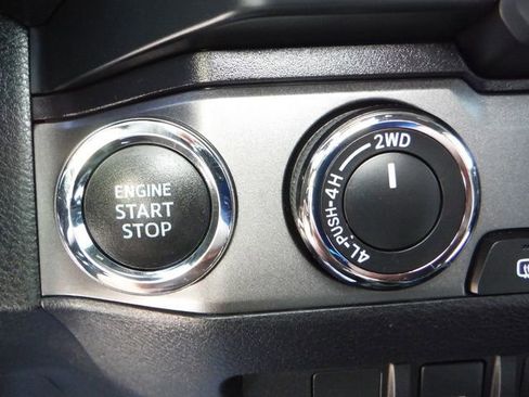Used 2020 Toyota Tacoma TRD Sport AWD/4WD image 32