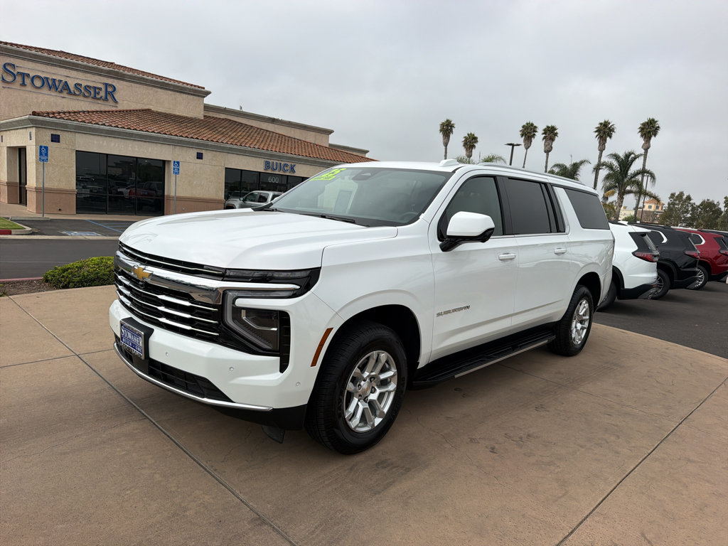 Used 2025 Chevrolet Suburban LT AWD/4WD image 1