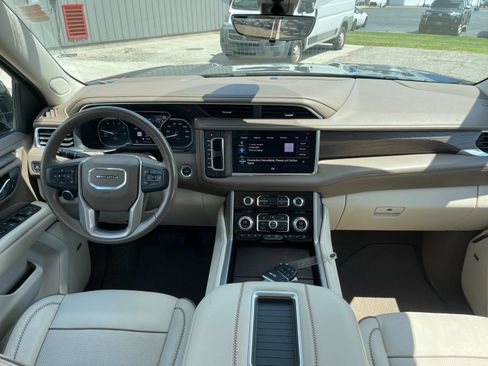 Used 2021 GMC Yukon XL Denali w/ Denali Premium Package AWD/4WD image 15