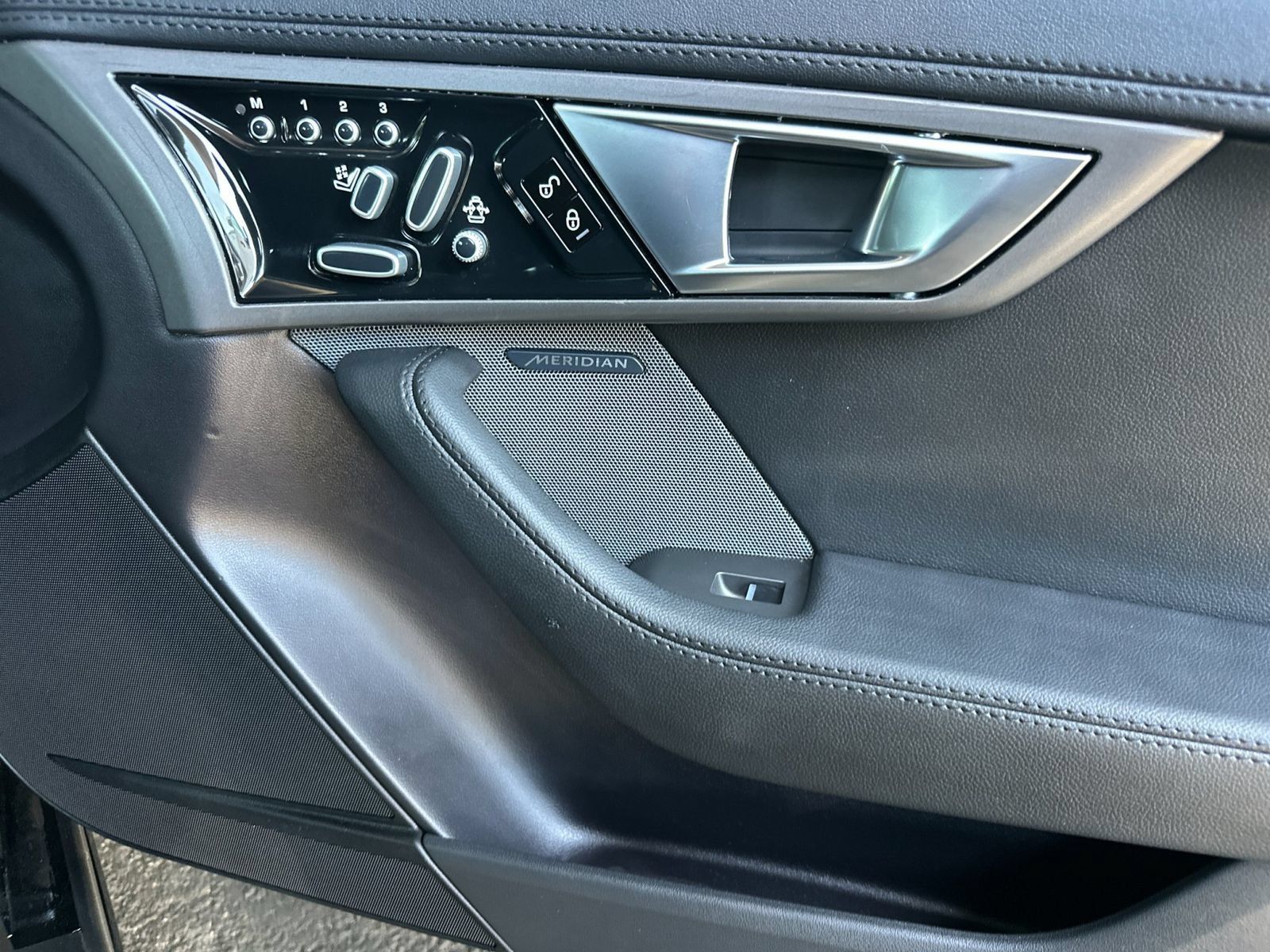 Used 2014 Jaguar F-TYPE Convertible RWD image 18