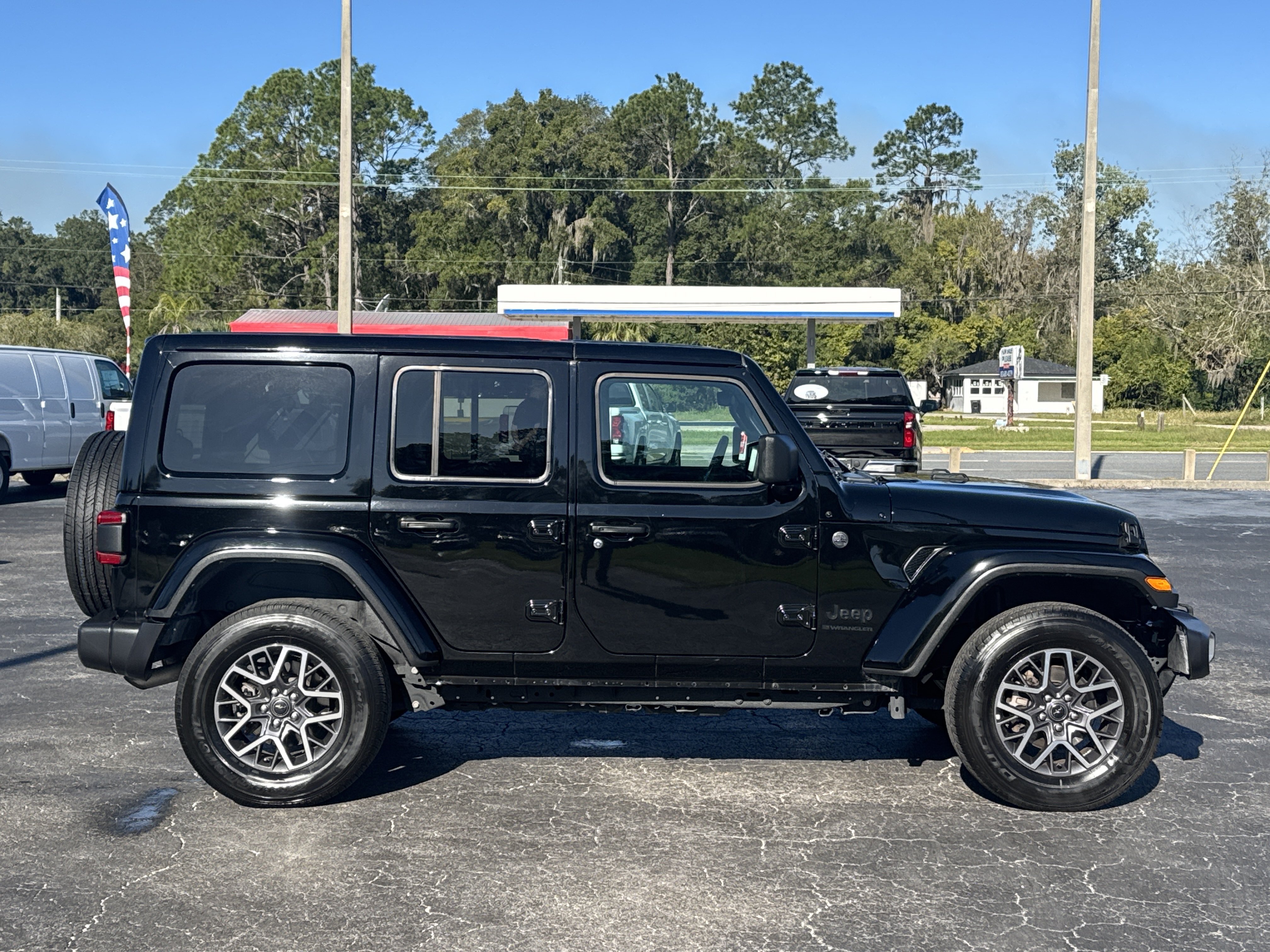 Used 2025 Jeep Wrangler Unlimited Sahara AWD/4WD image 10