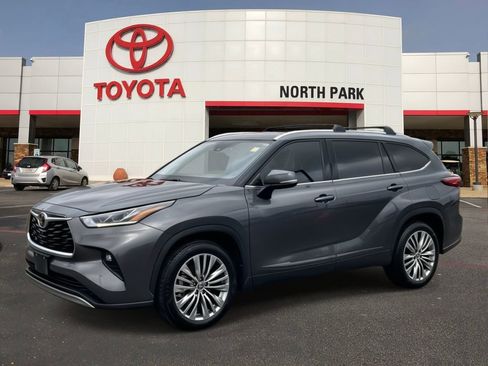 Used 2022 Toyota Highlander Platinum image 1