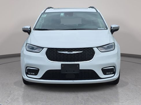 Used 2023 Chrysler Pacifica Limited FWD image 2