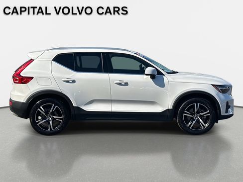 Certified 2025 Volvo XC40 B5 Core image 4