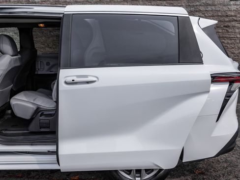 Used 2025 Toyota Sienna LE image 20