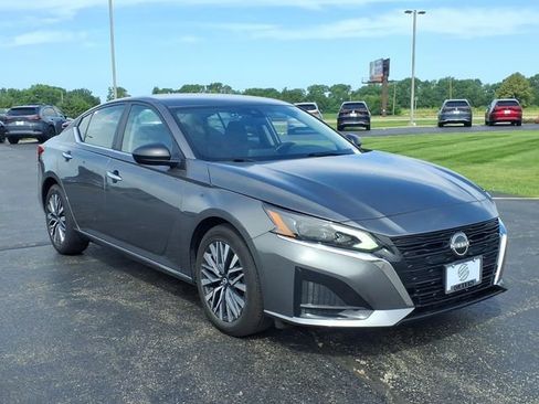 Used 2025 Nissan Altima 2.5 SV FWD image 1
