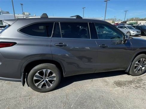 Used 2022 Toyota Highlander XLE image 2
