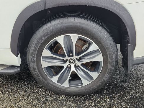 Used 2021 Toyota Highlander XLE FWD image 11