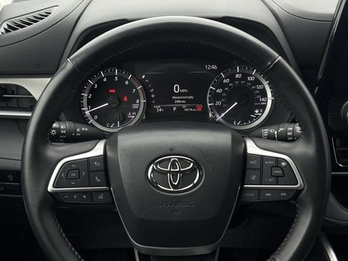 Used 2024 Toyota Highlander Limited image 16