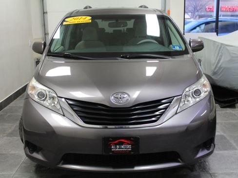 Used 2014 Toyota Sienna LE image 2