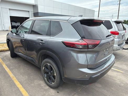 Used 2024 Nissan Rogue SV FWD image 2
