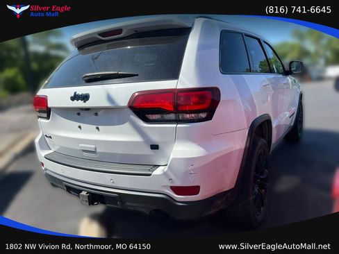Used 2018 Jeep Grand Cherokee Laredo AWD/4WD image 5