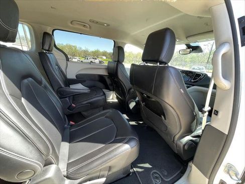 Certified 2023 Chrysler Pacifica Touring-L FWD image 49
