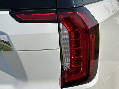 Used 2022 GMC Yukon XL SLT w/ SLT Luxury Package AWD/4WD image 11
