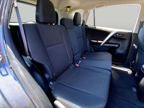 Used 2018 Toyota RAV4 LE FWD image 19