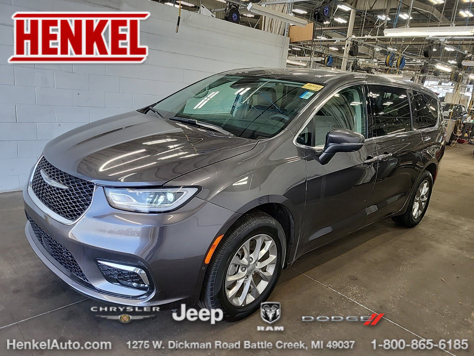 Used 2023 Chrysler Pacifica Touring-L w/ Uconnect Theater Family Group AWD/4WD image 1