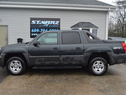Used 2005 Chevrolet Avalanche Z71 w/ Sun And Sound Package image 2