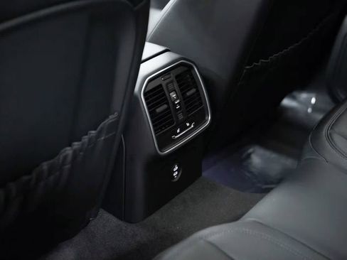Certified 2026 Porsche Macan AWD/4WD image 36