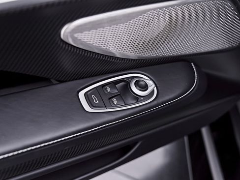 Used 2025 Aston Martin Vanquish RWD image 44