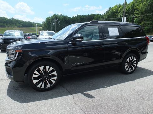 Used 2025 Ford Expedition Platinum w/ Driver's Package AWD/4WD image 6
