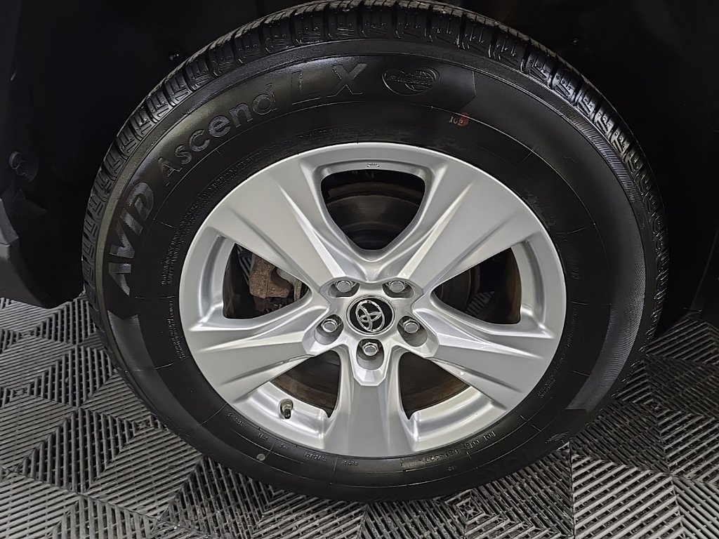 Used 2019 Toyota RAV4 XLE AWD/4WD image 14