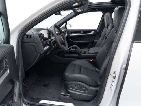New 2025 Porsche Cayenne image 17