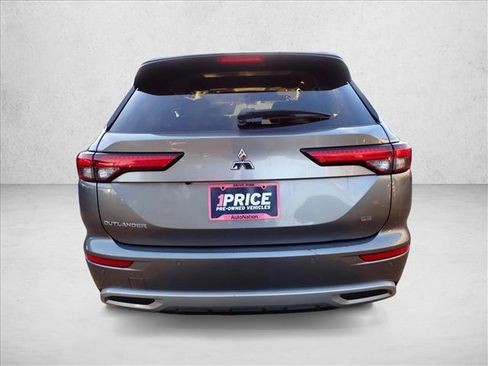 Used 2024 Mitsubishi Outlander SE image 3