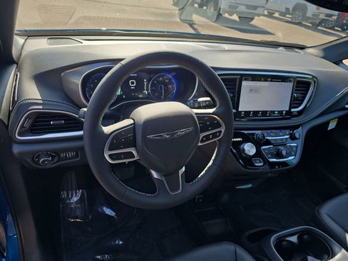 New 2026 Chrysler Pacifica Select FWD image 18