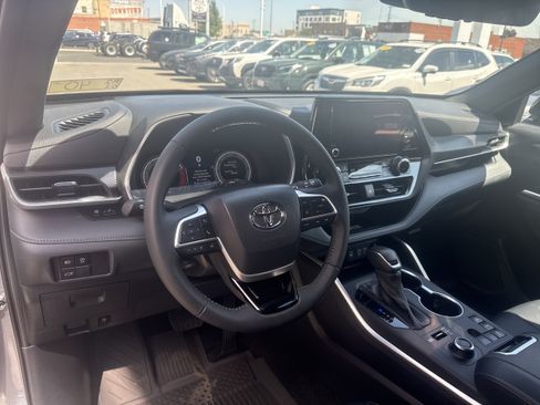 Used 2026 Toyota Highlander XSE AWD/4WD image 4