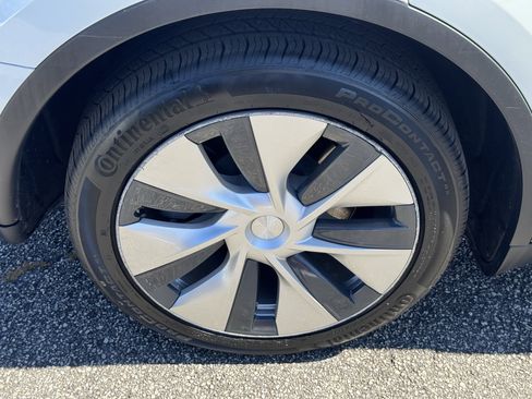 Used 2020 Tesla Model Y Long Range image 17