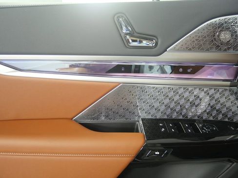 New 2026 BMW 750e xDrive w/ Executive Package image 9