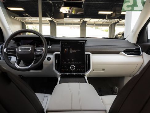 Used 2025 GMC Acadia Denali AWD/4WD image 21