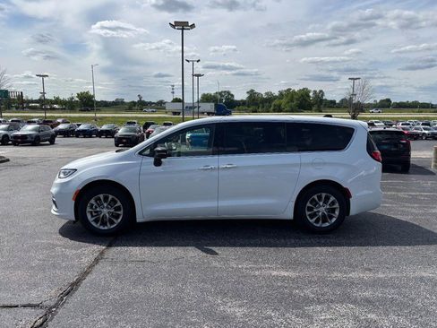Used 2026 Chrysler Pacifica Limited FWD image 2