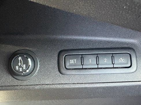 Used 2018 Chevrolet Equinox Premier FWD image 25