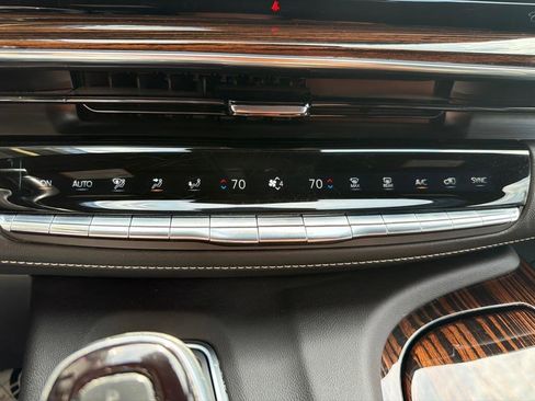 Used 2022 Cadillac Escalade Luxury AWD/4WD image 17