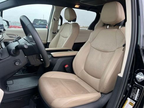 Used 2023 Toyota Sienna Limited image 13