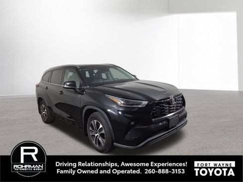 Used 2021 Toyota Highlander XLE AWD/4WD image 4