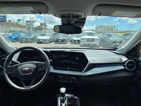 Used 2025 Chevrolet Trax LT FWD image 32