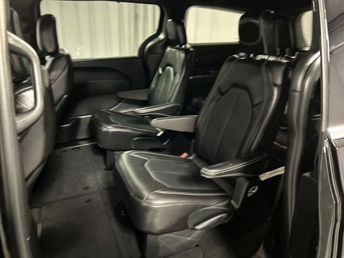 Used 2025 Chrysler Pacifica Select image 23