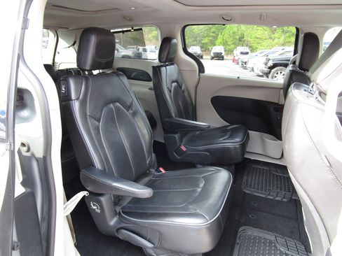 Used 2020 Chrysler Pacifica Limited image 25