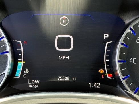 Used 2023 Chrysler Pacifica Touring-L FWD image 37