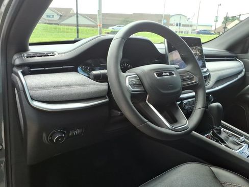 Used 2023 Jeep Compass Latitude AWD/4WD image 14