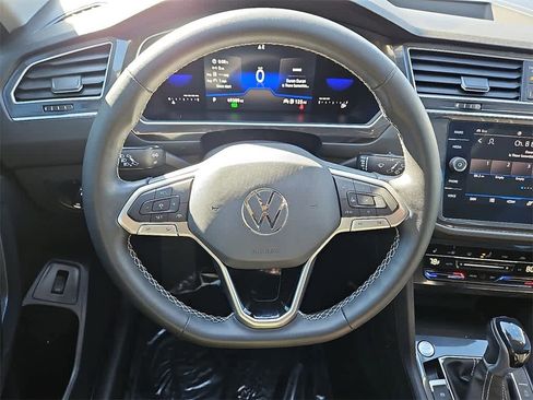 Used 2022 Volkswagen Tiguan SE w/ Panoramic Sunroof Package image 16