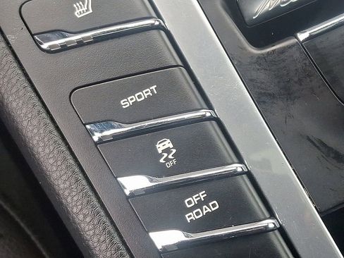 Used 2021 Porsche Macan image 25