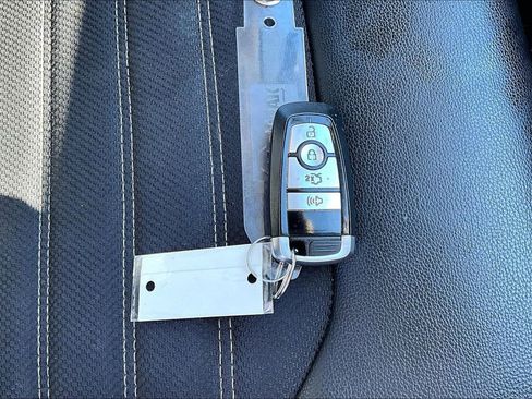 Used 2017 Ford Fusion SE w/ Equipment Group 201A image 12