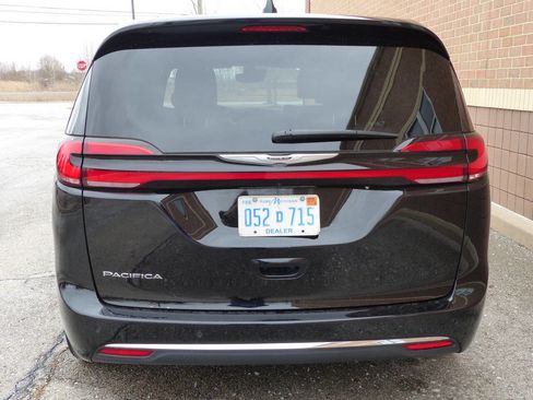 Used 2025 Chrysler Pacifica Select image 9